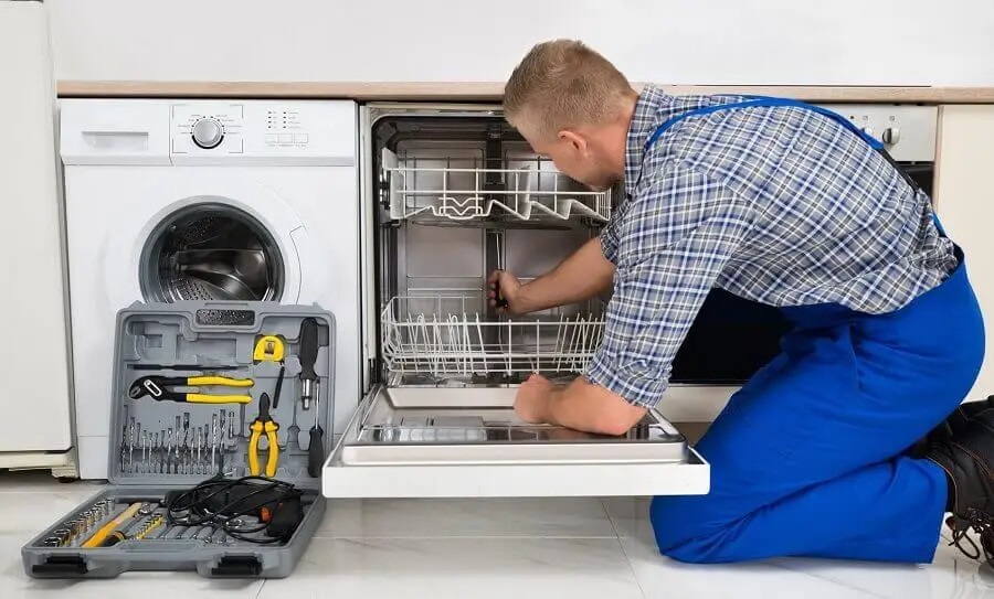 Çeşme Hotpoint servisi teknisyen ekibi beyaz eşya tamiri yaparken